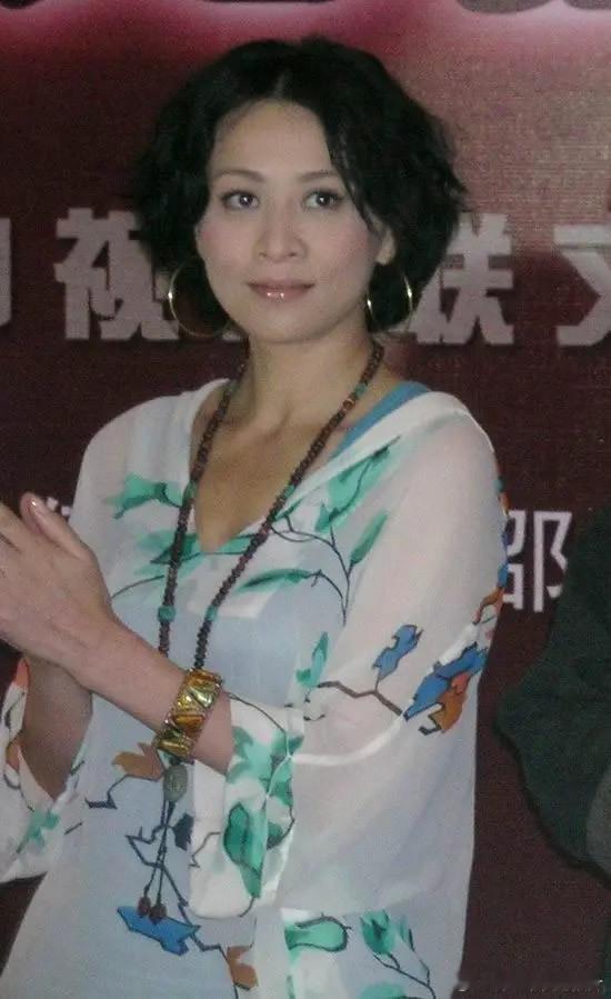 2005年电影《好奇害死猫》关机仪式上的刘嘉玲 