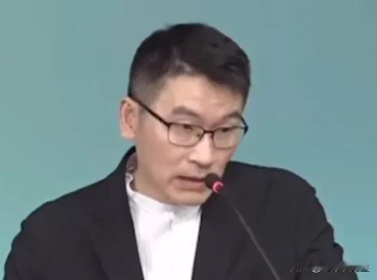 台湾地区陆委会副主委梁文杰今天又在记者会上受访时又用他那特有的半死不活的、有气无