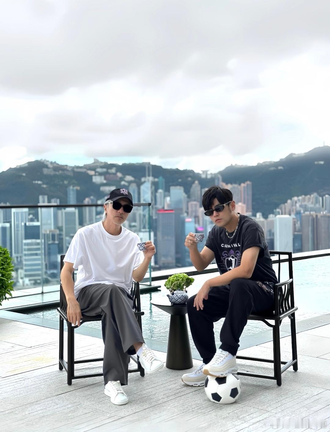 星爷在《功夫女足》拍摄到如今定档跟周杰伦、阿信、孙燕姿合过影，合影中出现足球的有