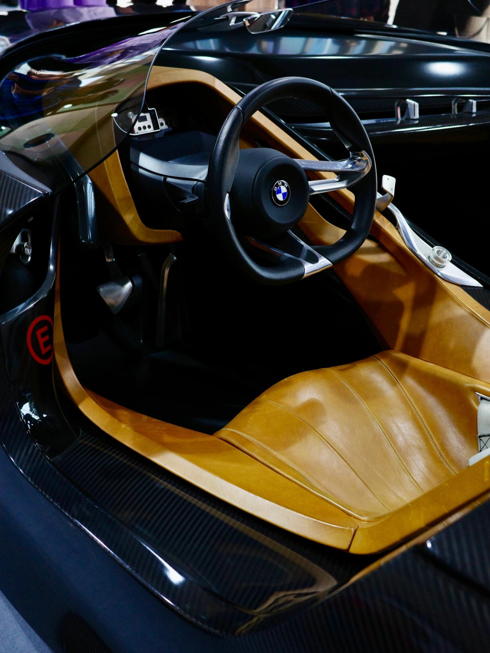 BMW 328 Hommage 是宝马为纪念1936年诞生的经典328赛车，在其