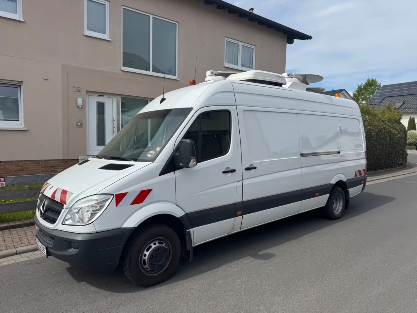 特殊车辆 Mercedes-Benz Sprinter，车顶三个天线，那肯定不是