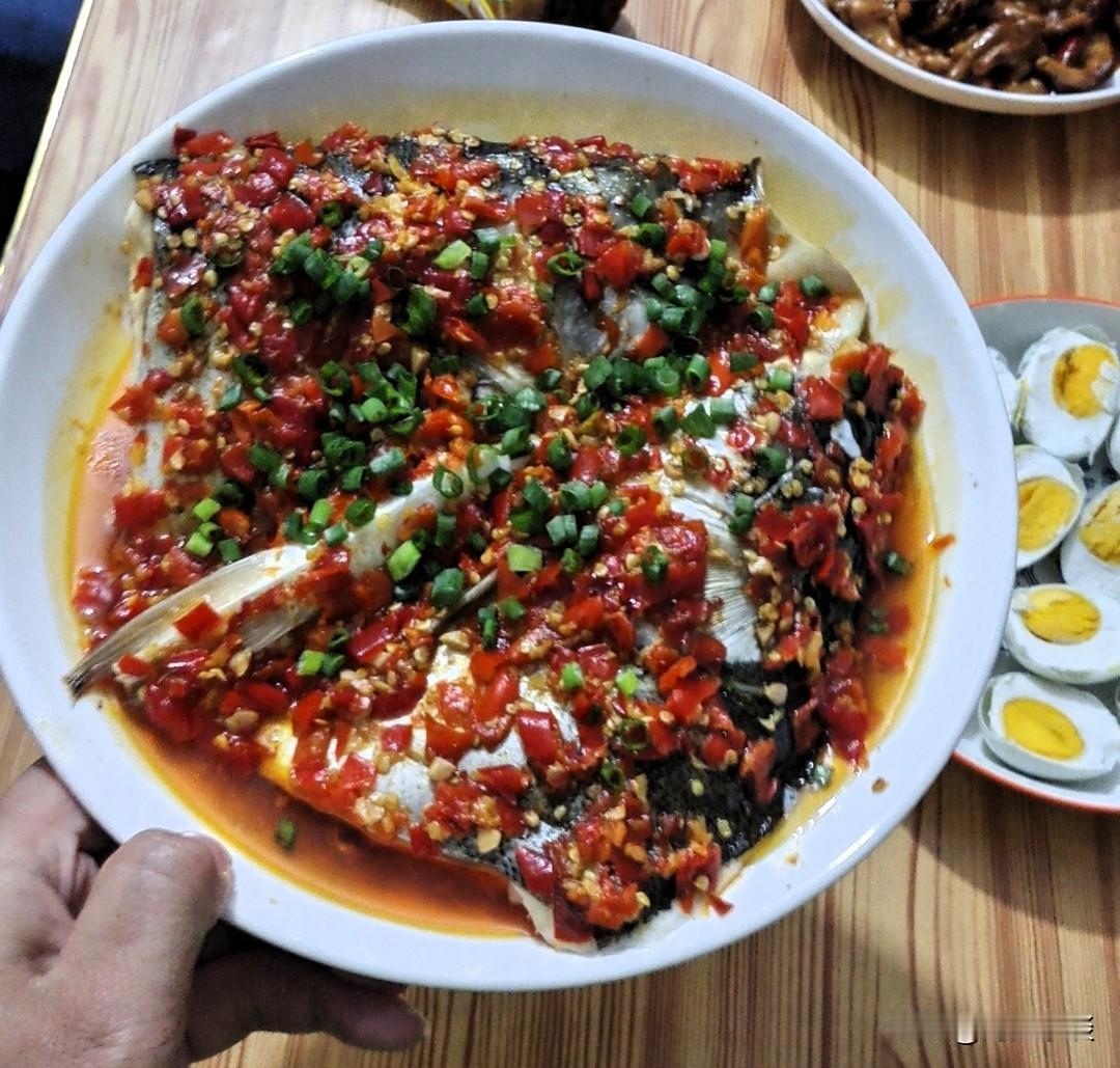 今天下小雨，冬天里来一份热辣辣的剁椒鱼头好像也不错，鲜红剁椒裹满雪白鱼身，翠葱碎