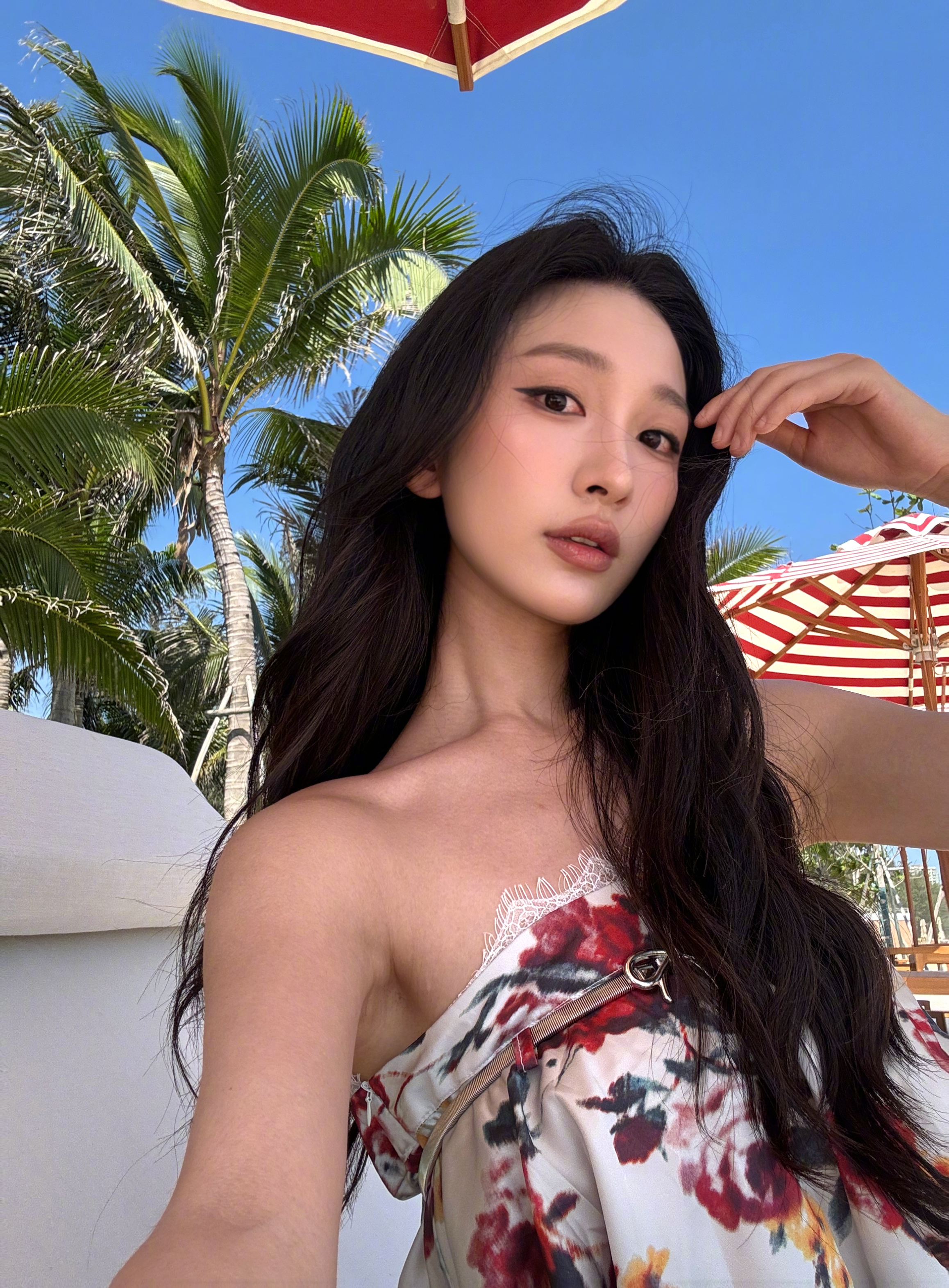 三亚的阳光太毒了短短两天，黑了好多😢还好我有秘密武器！！感谢娇韵诗的🎁，真的