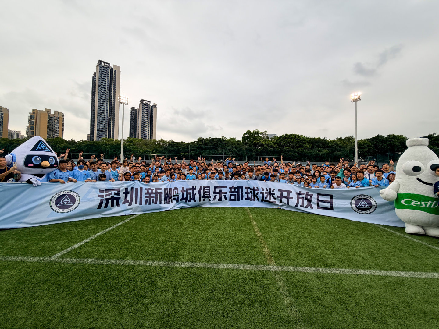春日相聚，与新鹏城共赴绿茵之约📸此刻同框，把热爱定格在同一画面深圳新鹏城 新鹏