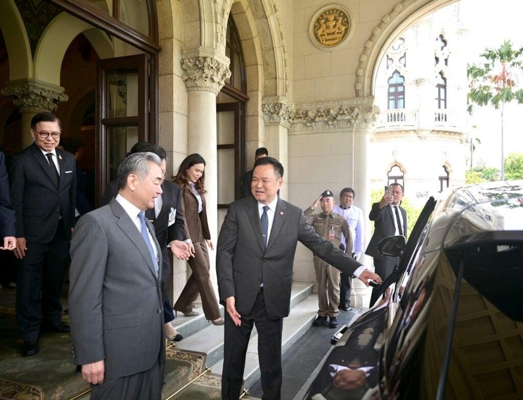 比亚迪这波牌面真是拉满了，泰国总理亲自开着比亚迪海狮07拉王外长去干饭。要知道，