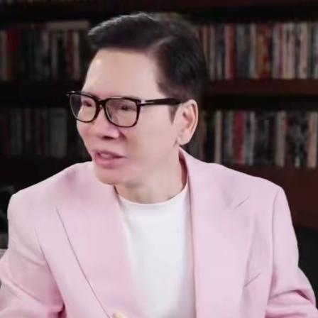 提起向华强，大家总想起电影里大佬的霸气，可谁能想到他私下的晚餐居然朴素到极致。白