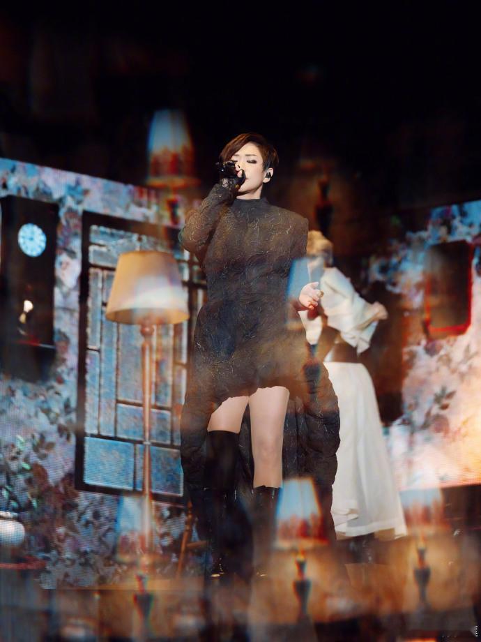 林忆莲听过对唱最大声的一次 妈呀！林忆莲这次演唱会上，几千人一起跟她对唱，那声音