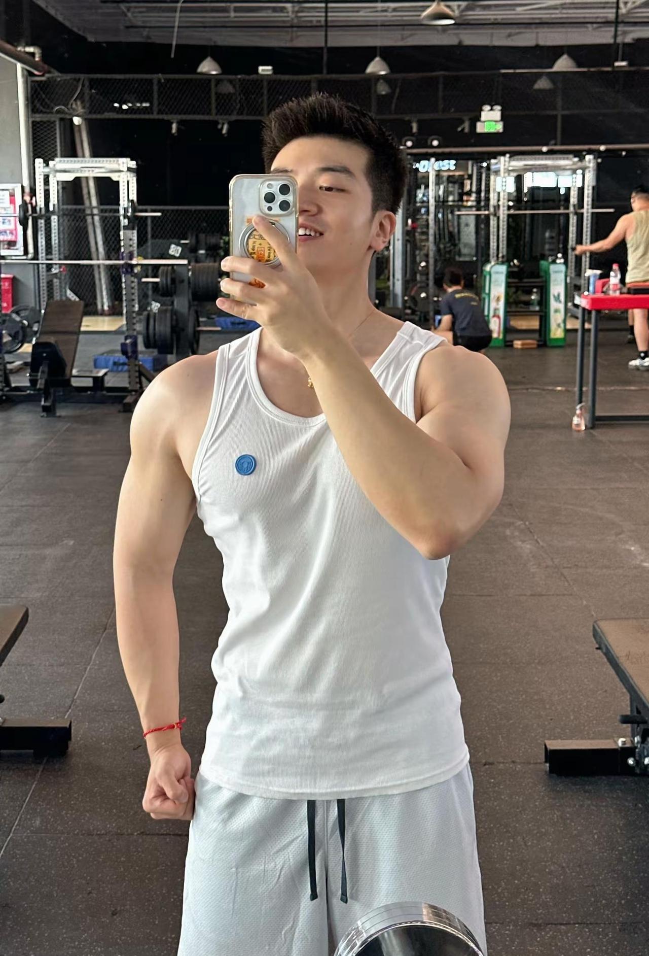 健身开心，小狗可爱🐶。咖啡好喝，烤鸡腿肉好吃祝你周末开心快乐🥳🥳健身阳光男