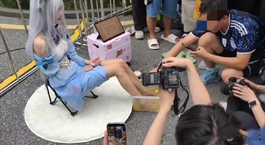 逆天，广州漫展复刻了泡脚柠檬水