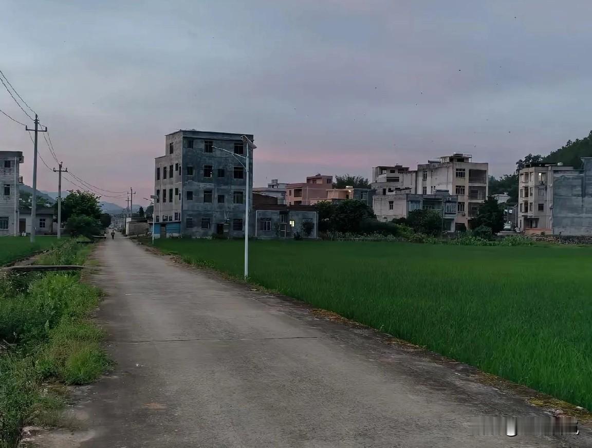 上联：夕阳西下灯光亮
下联：
    看到这样的图，就想起我小时候的家。那时傍晚