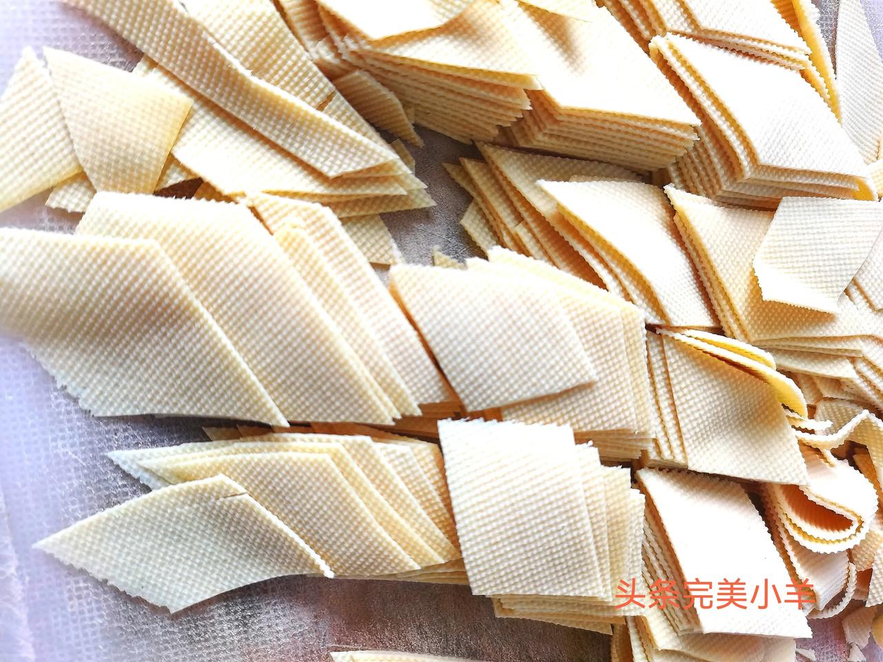 #随手记录秋日生活# 
地标潍坊，中午自己的工作餐，东北人就爱吃干豆腐，又炒了一