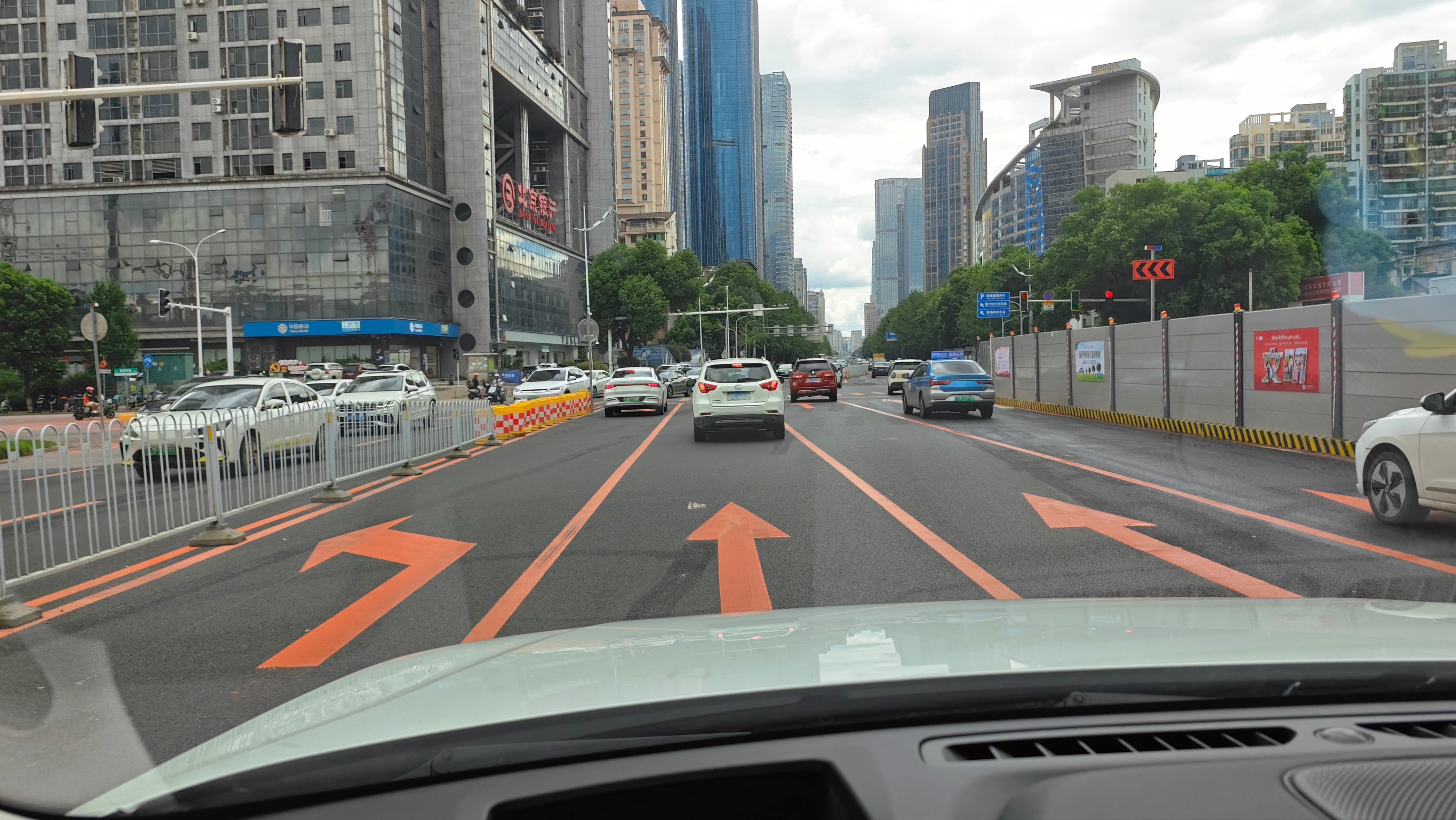 长沙路面为啥有这么多红色道线？？？是因为剁椒放多了吗