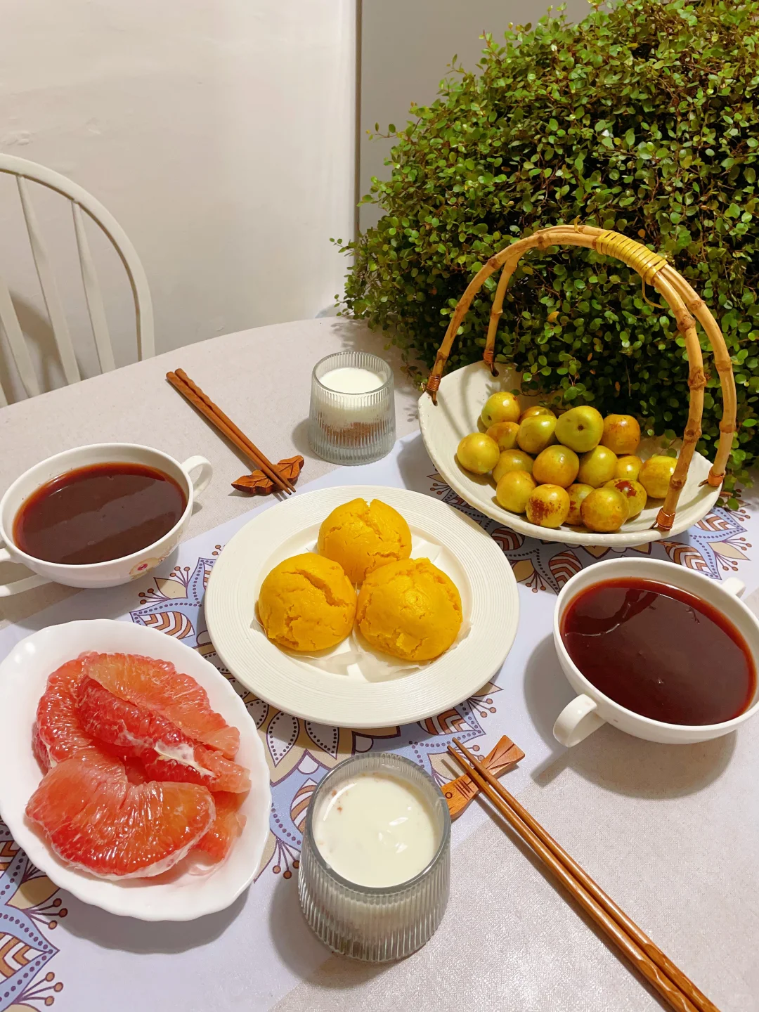 周一早餐紫米粥，黄米糢糢。