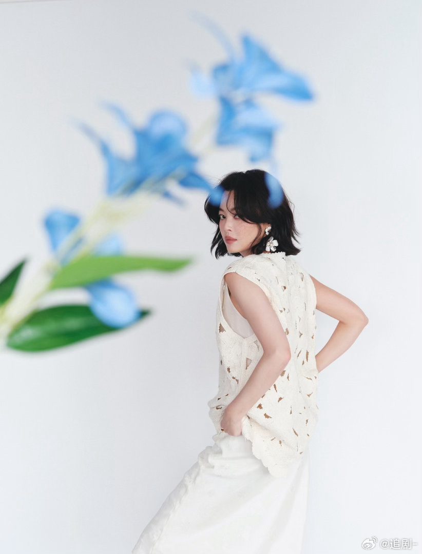 辛芷蕾溢出屏幕的生命力 镂空罩衫配连衣裙，简简单单却干净有气质。像她手里那朵雏菊