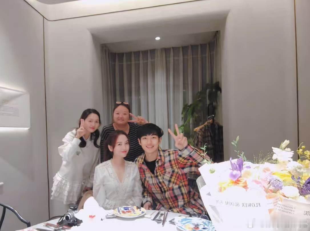 谁能像金莎爱孙丞潇一样爱我谁懂啊！金莎看孙丞潇满眼都是喜欢，这相处模式哪里是录节