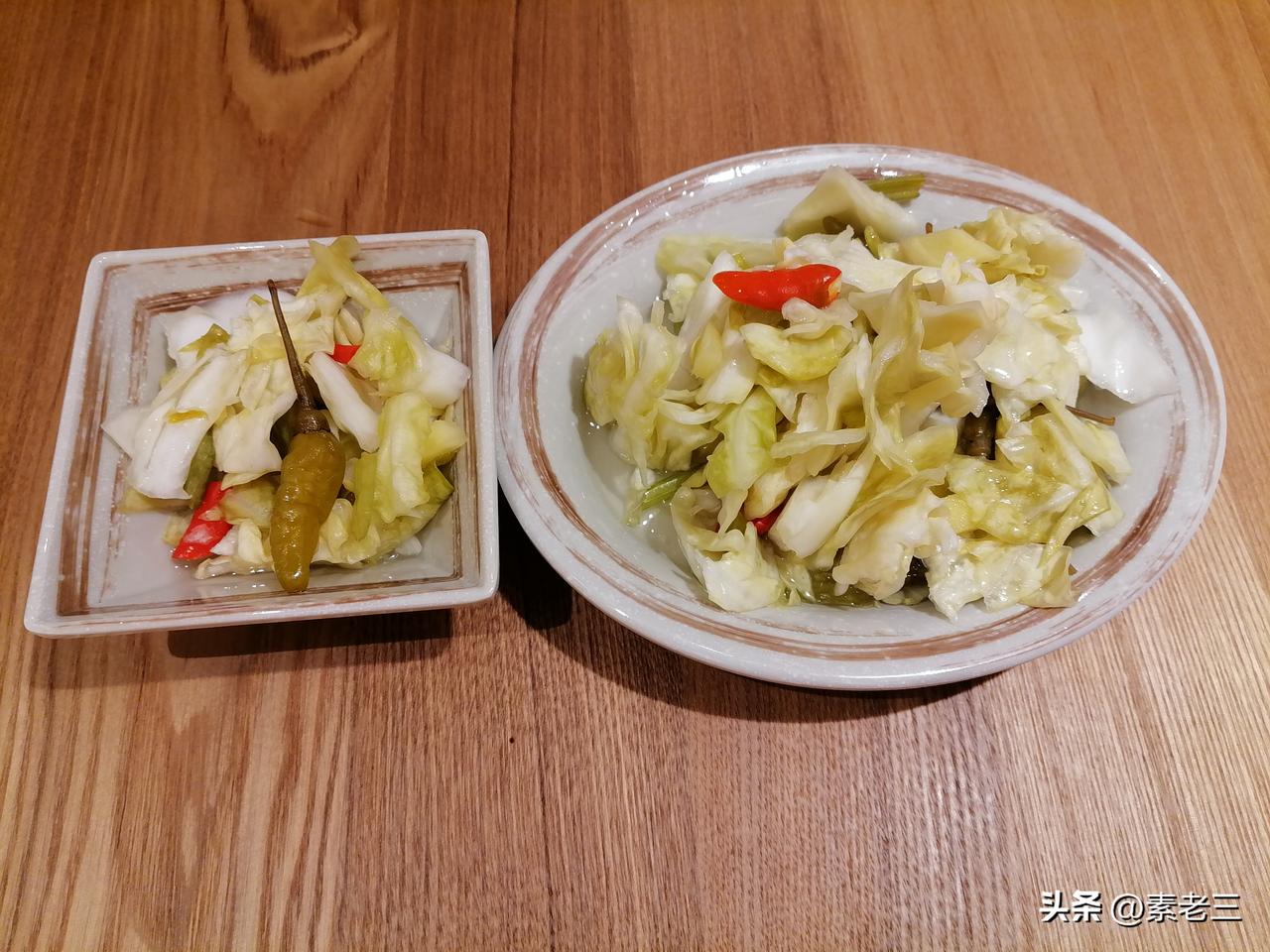 深夜雨中。一个穿红棉袄的58岁女人，突然从楼上冲下来。在大雨中奔跑了4分钟。跑到