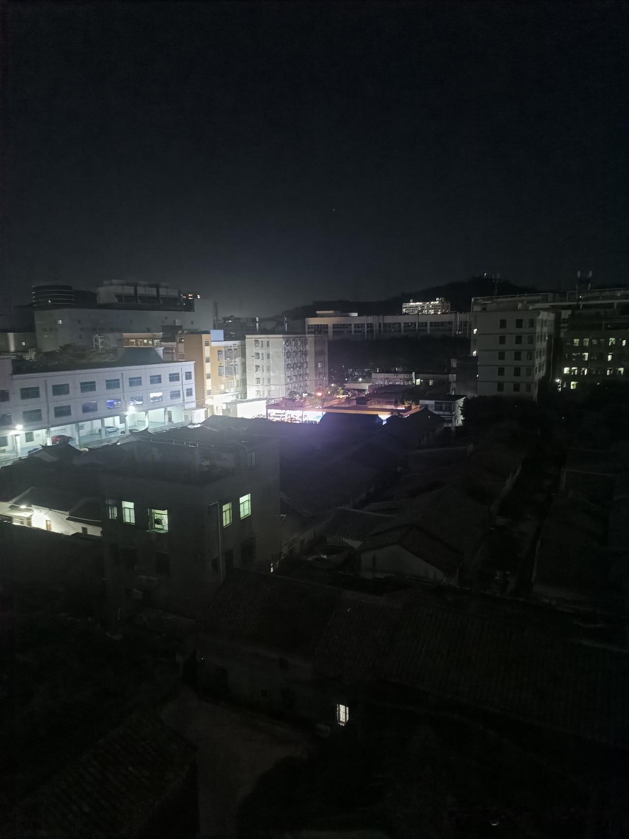 看这夜晚的城市，亮着灯的地方有人在奋斗，黑着的角落也有人在生活。就跟人生一样，有