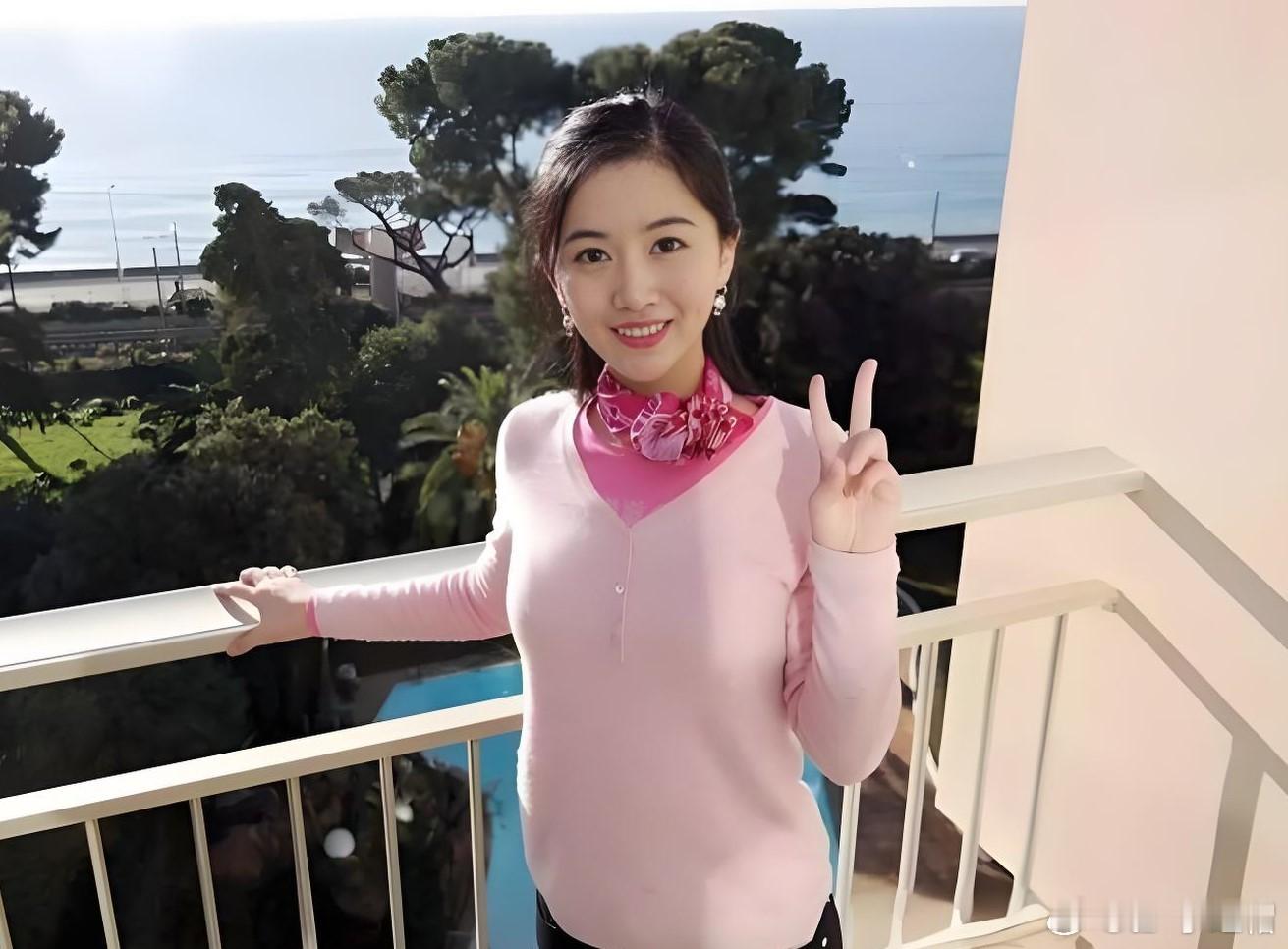 看着这个翟欣欣长的真的很普通，但是为什么能这么抢手呢？三段婚姻闪婚闪离，居然每一