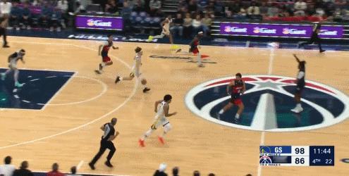 脑袋又短路了，波杰姆斯基这种失误真是辣眼睛啊
勇士对阵奇才的比赛第四节刚开始，波