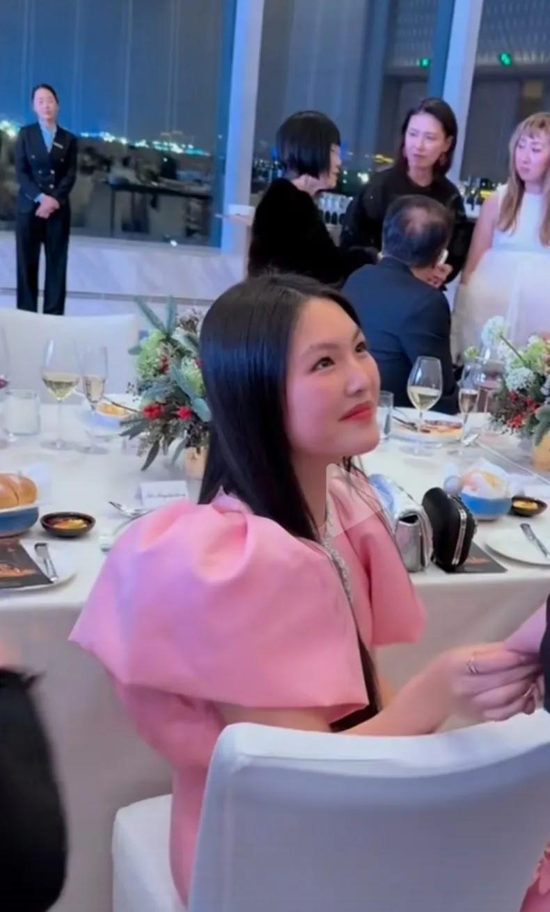 王诗龄越长大越好看，李湘也瘦了，更漂亮，以前的大肚腩，如今瘦的肚子平平，母女俩都