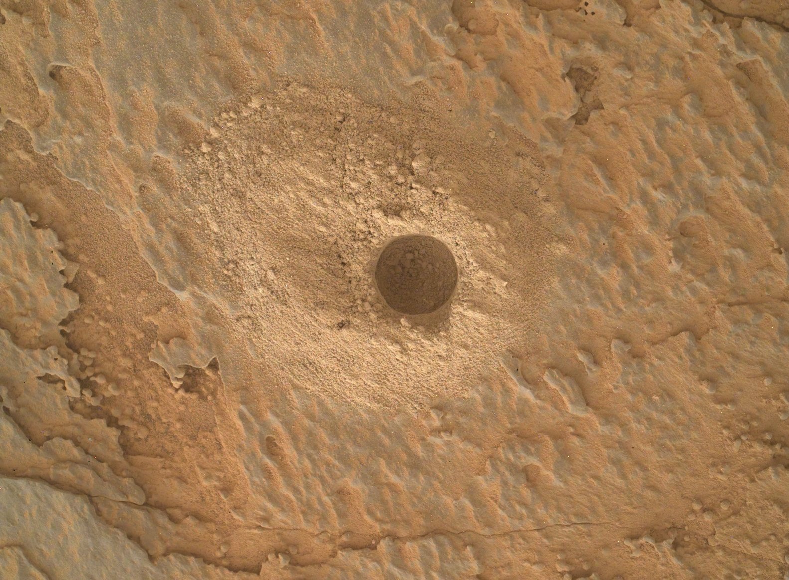 好奇号：“这是我在火星上的第40个成功钻孔，我正在分析这个目标的样本（以银矿区命