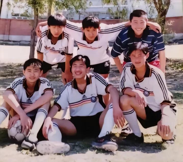 张雪峰是意甲AC米兰的球迷不意外，毕竟他那个年代，欧洲五大联赛非常出名，而且对中