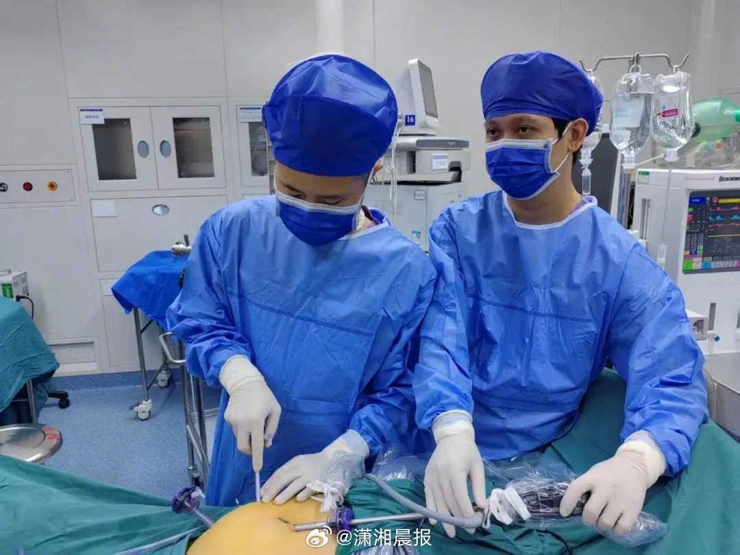 【湖南六旬#老太在家用花洒灌肠通便致直肠破裂#！#医生称自行灌肠不可取#！】2月