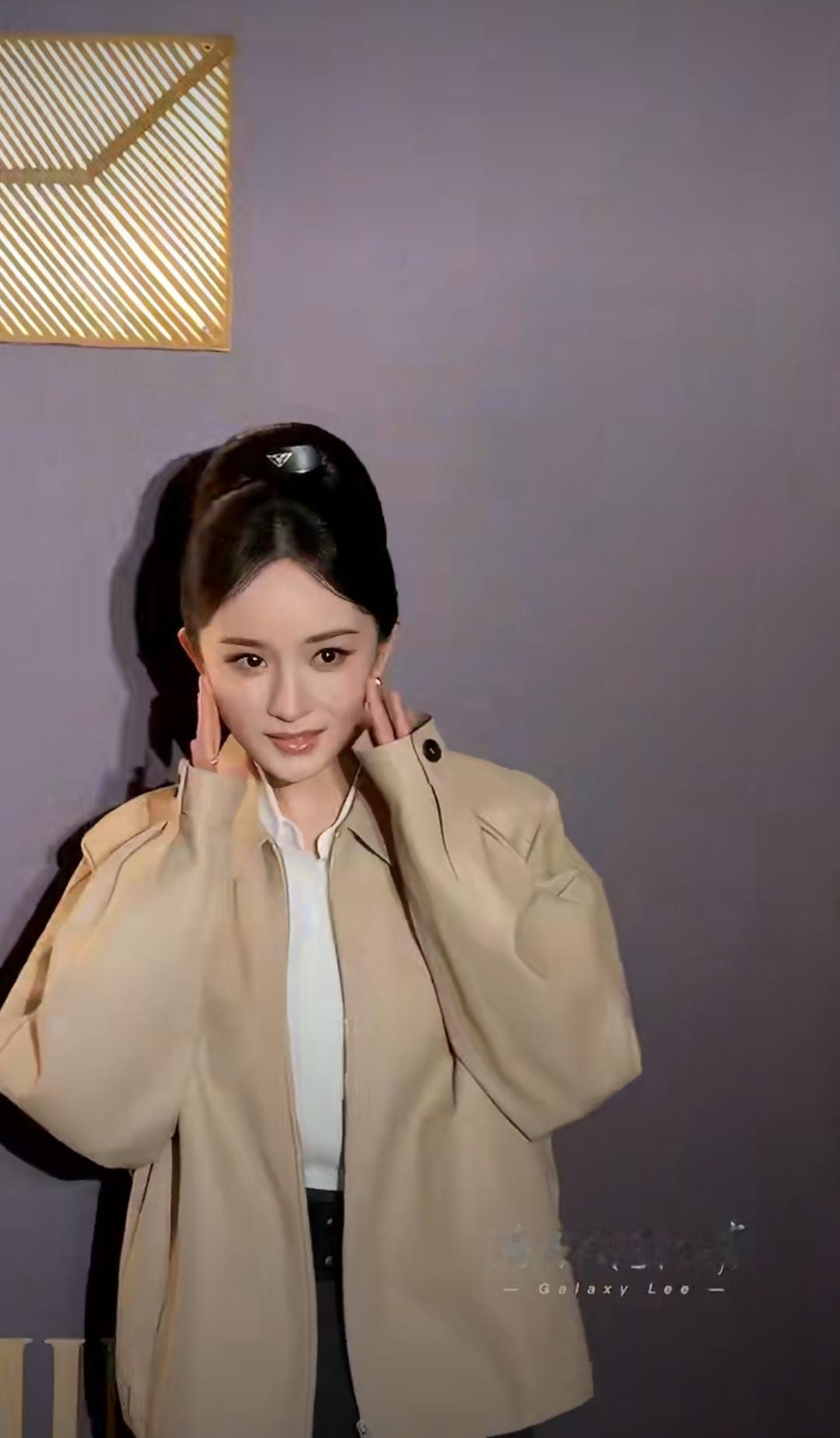 笑不活！杨幂被摄像师“逼到僵硬”，Prada女王秒变委屈萌妹！
 
家人们谁看了