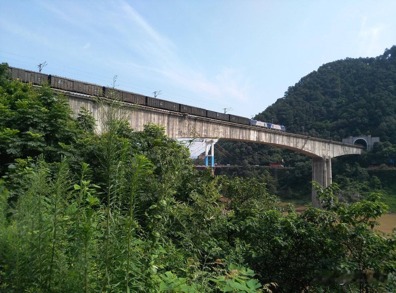 2020年夏，襄渝铁路上行货运列车通过朝阳嘉陵江大桥，这座大桥和兴隆场编组站同时