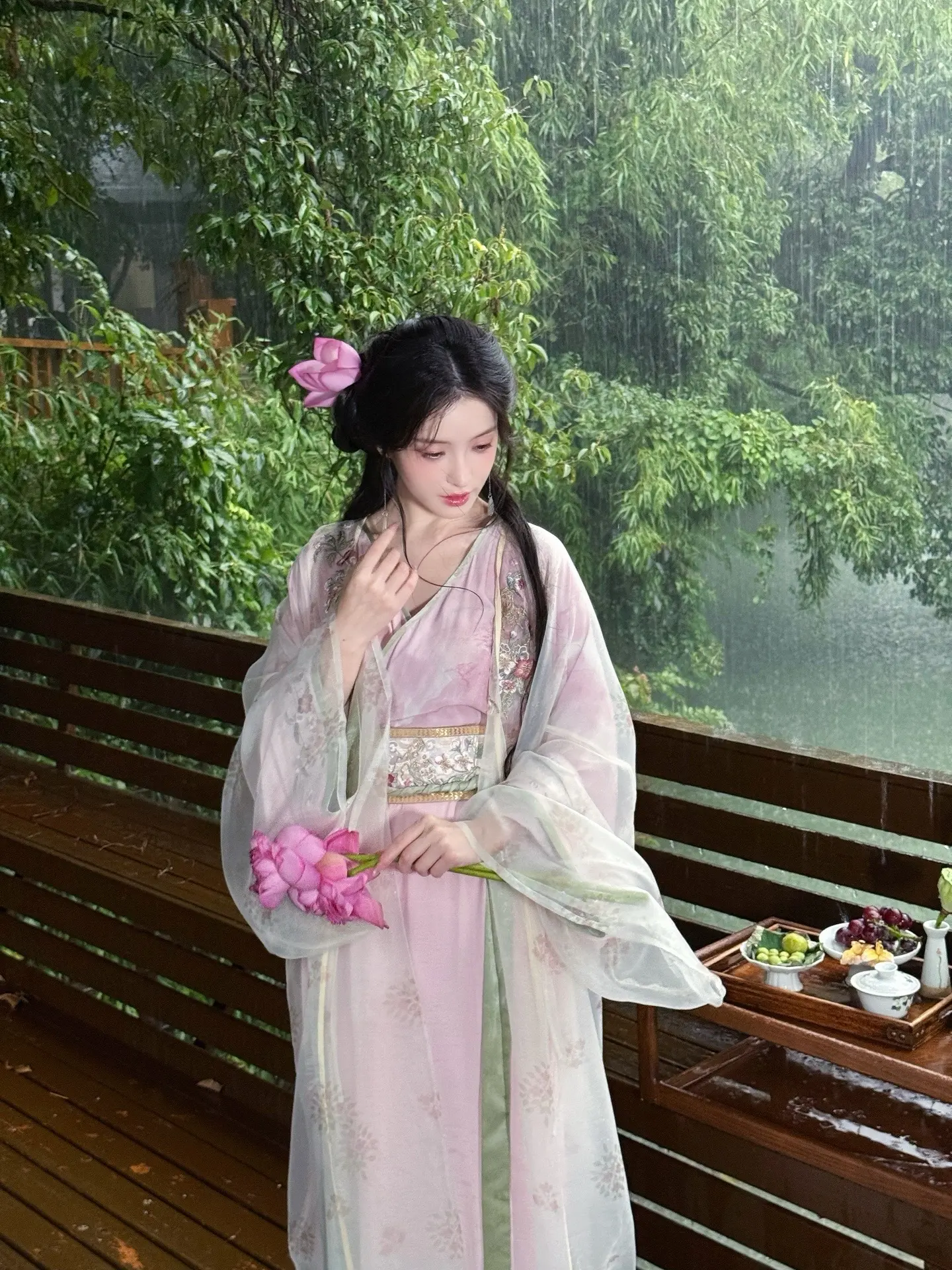 你像一场大雨 淋湿我的眼睛。