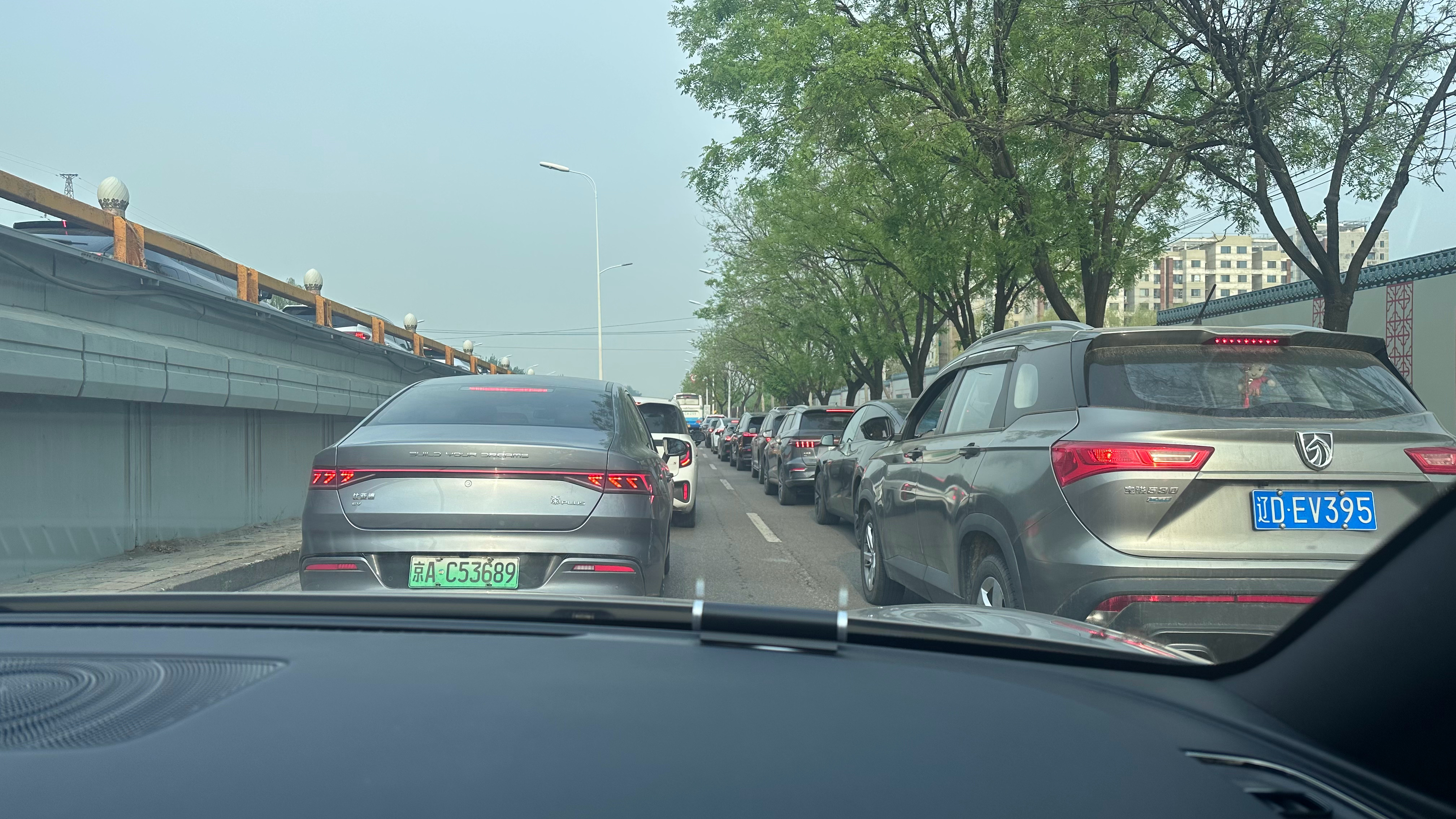 早啊，各位！出发去车展了，提前两个小时出门应该不会迟到了吧！ 北京