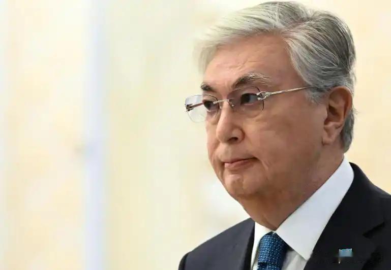 托卡耶夫前脚刚喊完“冷静”，拉夫罗夫后脚就撂下“耐心可能耗尽”。4月的安塔利亚，