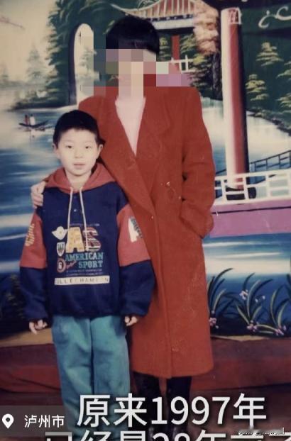 这就是母子连心吗？泸州，一10岁的男孩，在母亲失踪后，他想方设法溜出来找妈妈，神
