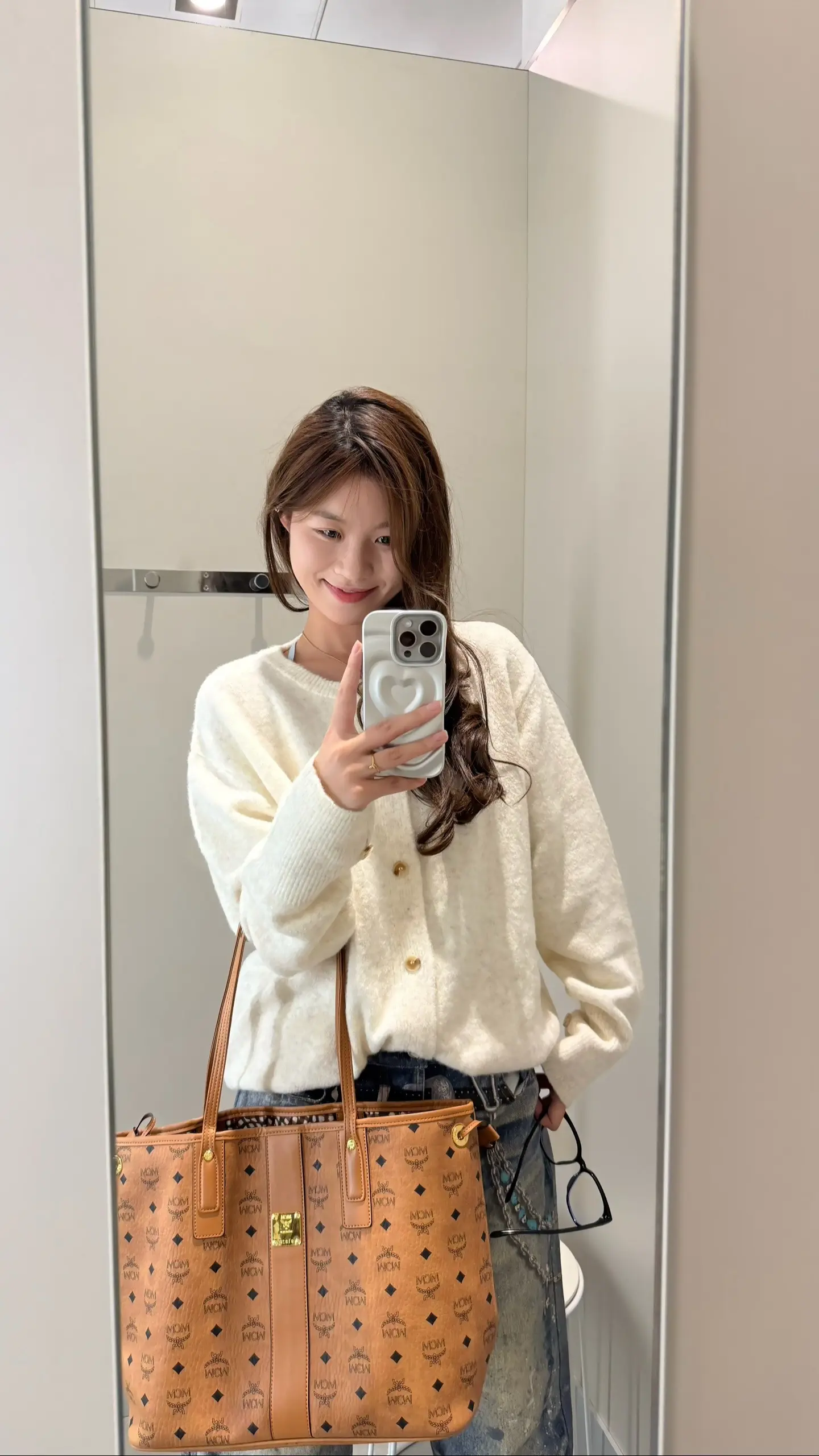 我许愿有一条很长很长的围巾 把爱我的人和我爱的人都围在里面