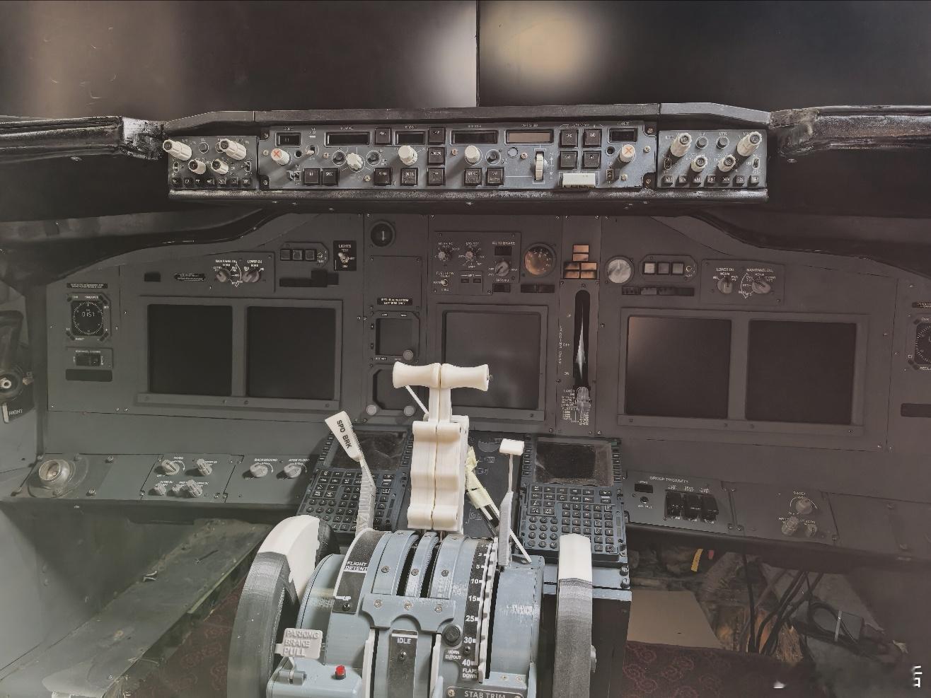 不仔细看真看不出来这是仿制的737NG驾驶舱，手感差点意思，但是模拟飞行基本功能