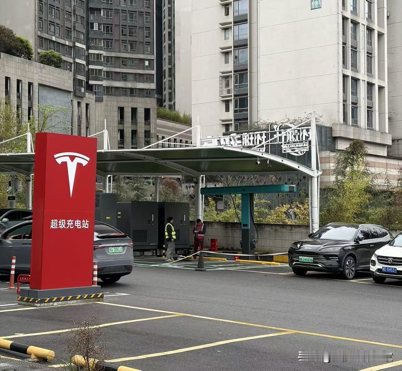 红T vs 绿T：补能战场直接开卷！
 
特斯拉的红T超级充电站里，居然硬生生长