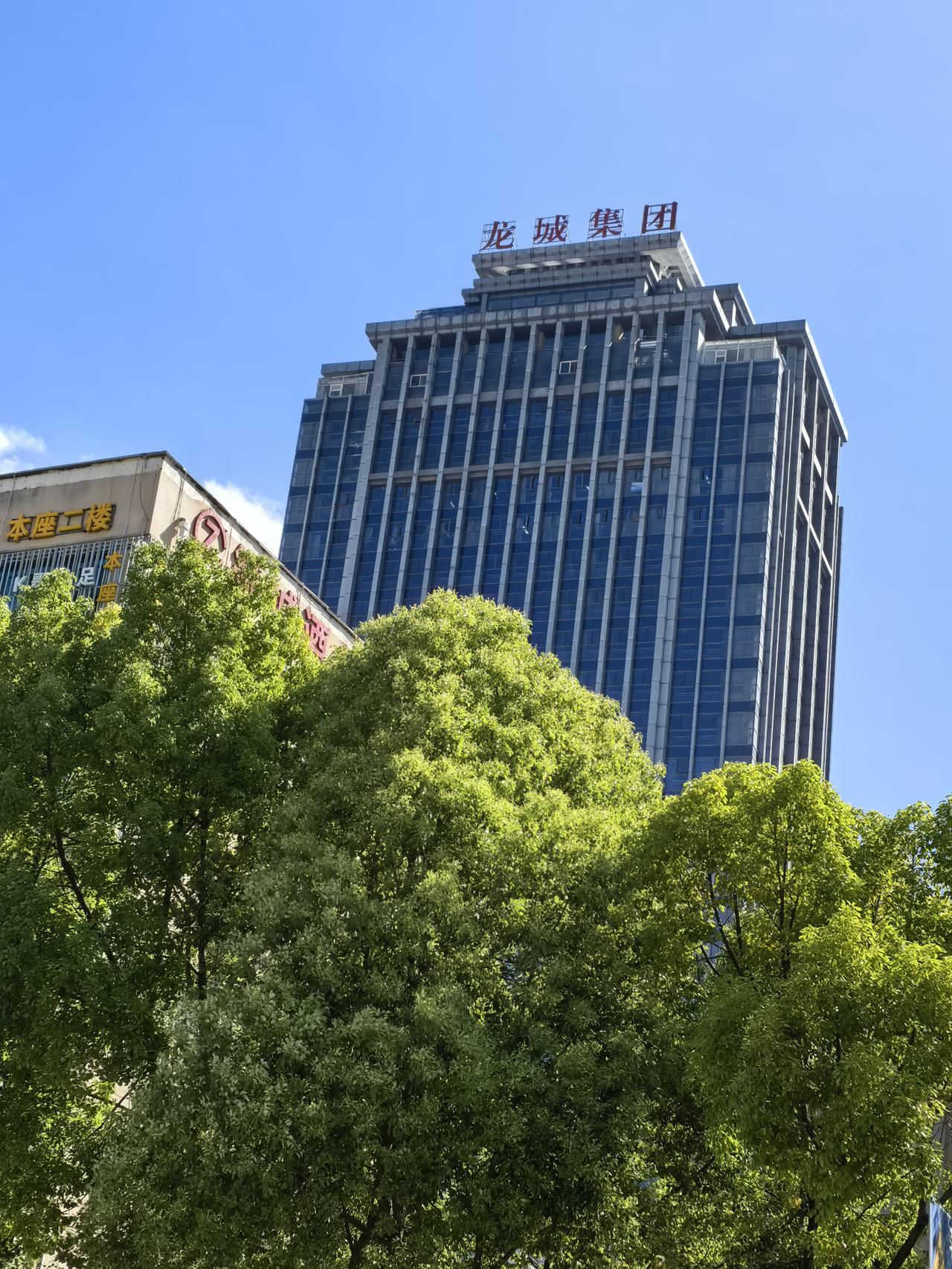 这个是谁建的房子，边上的都不高，唯独这个是地标了，在呈贡老城区的核心区域！.