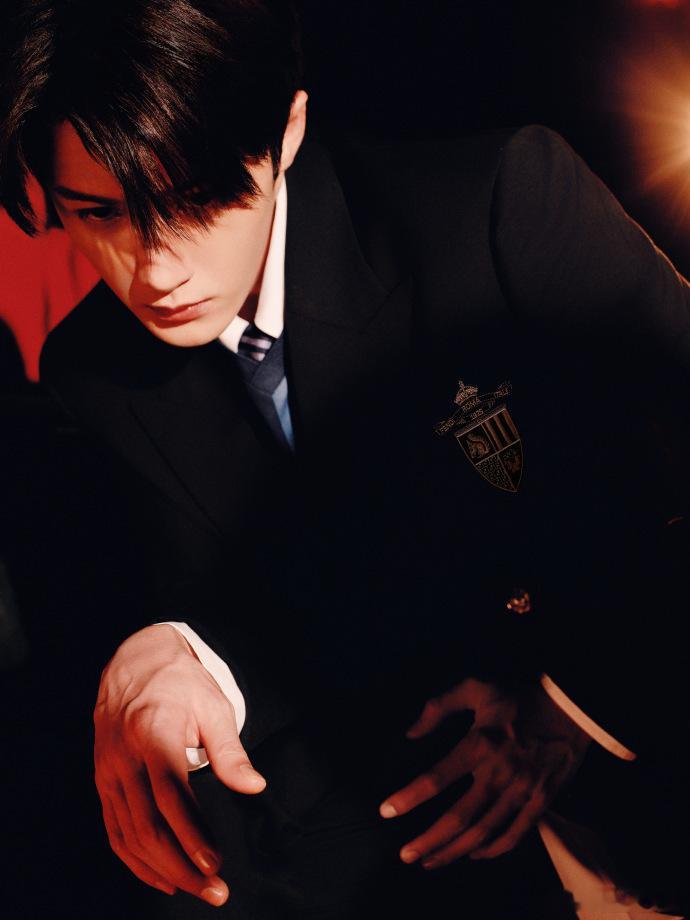 檀健次灵感镜像独家放送  檀健次春生新序锐利有光 看到檀健次定帧的灵感镜像，我直