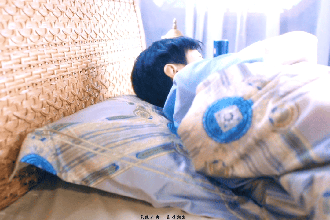 闹钟叫了两次才爬起来，太困了，眼睛根本睁不开。脑子晕乎乎的，想刷牙手上挤了洗面奶