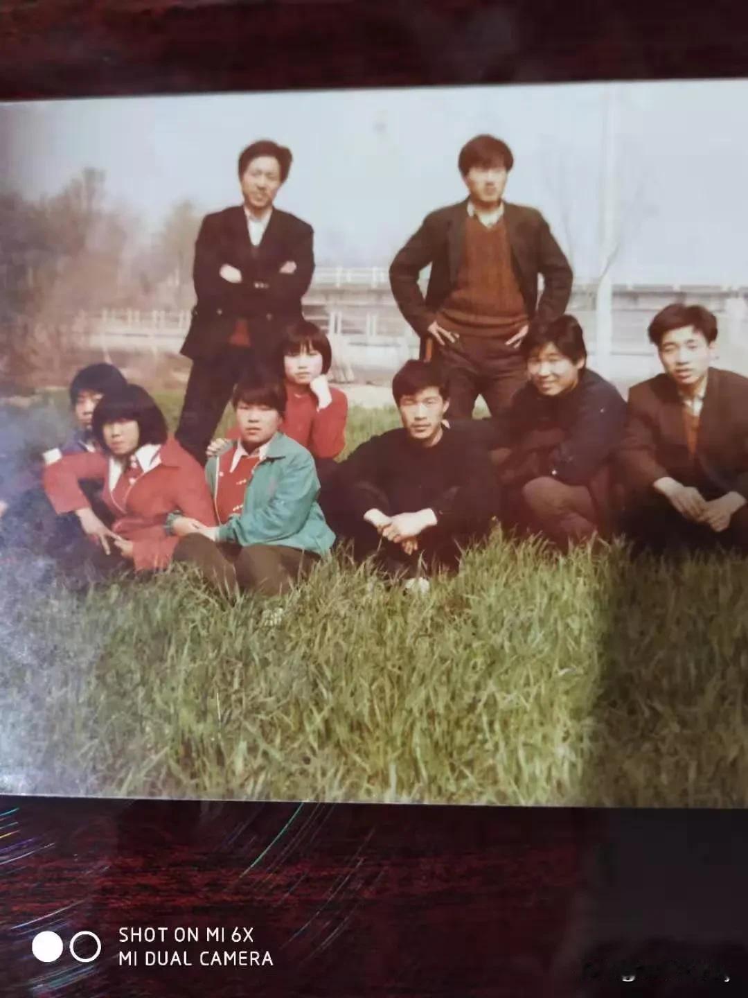 92年初夏，22岁的我带的第一届初三毕业生快要毕业了，这是部分师生的一张照片，你