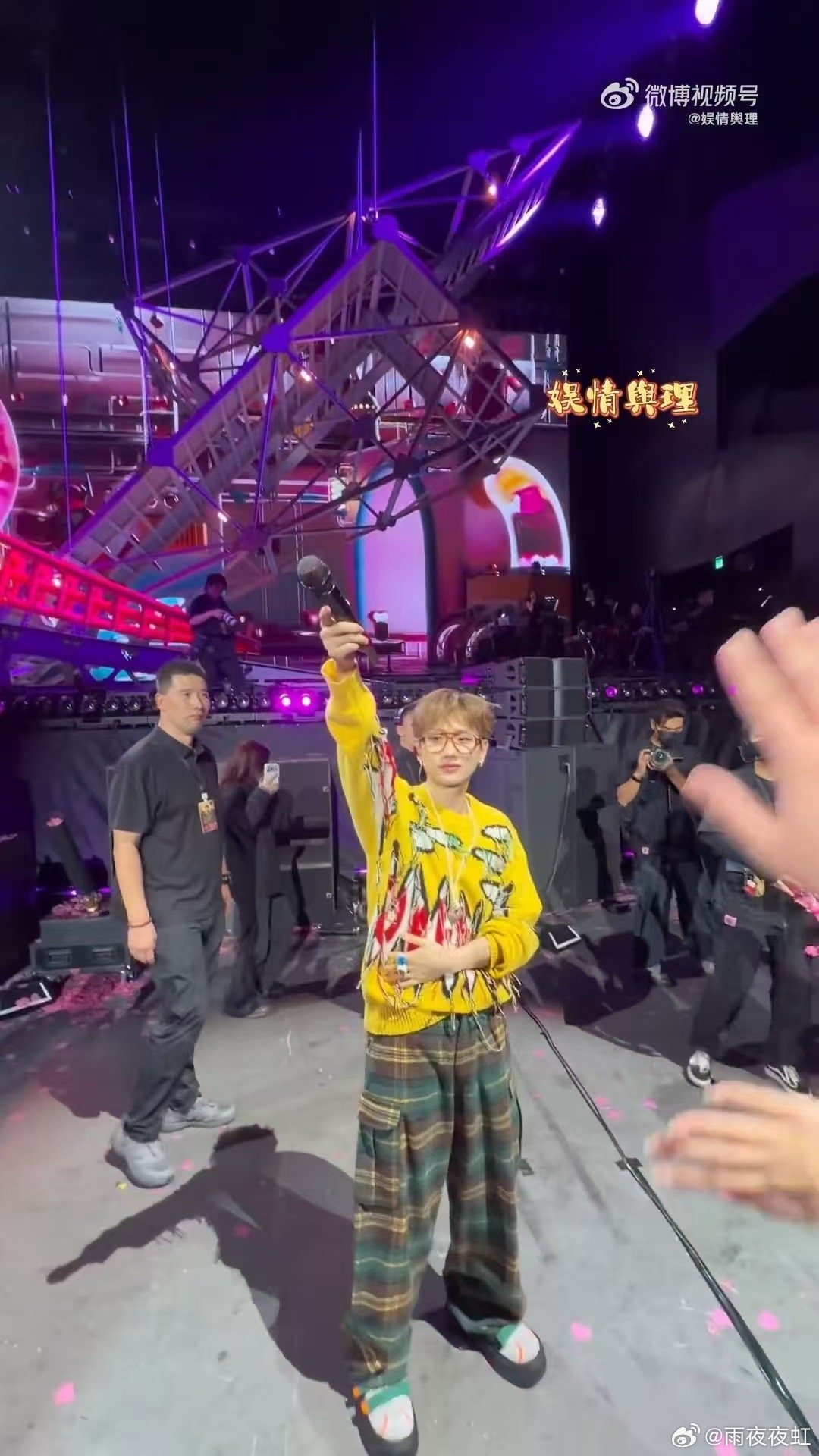 汪苏泷在演唱会上抱了妈妈看到汪苏泷抱人的第一反应：谁这么好命？看清后：原来是泷妈