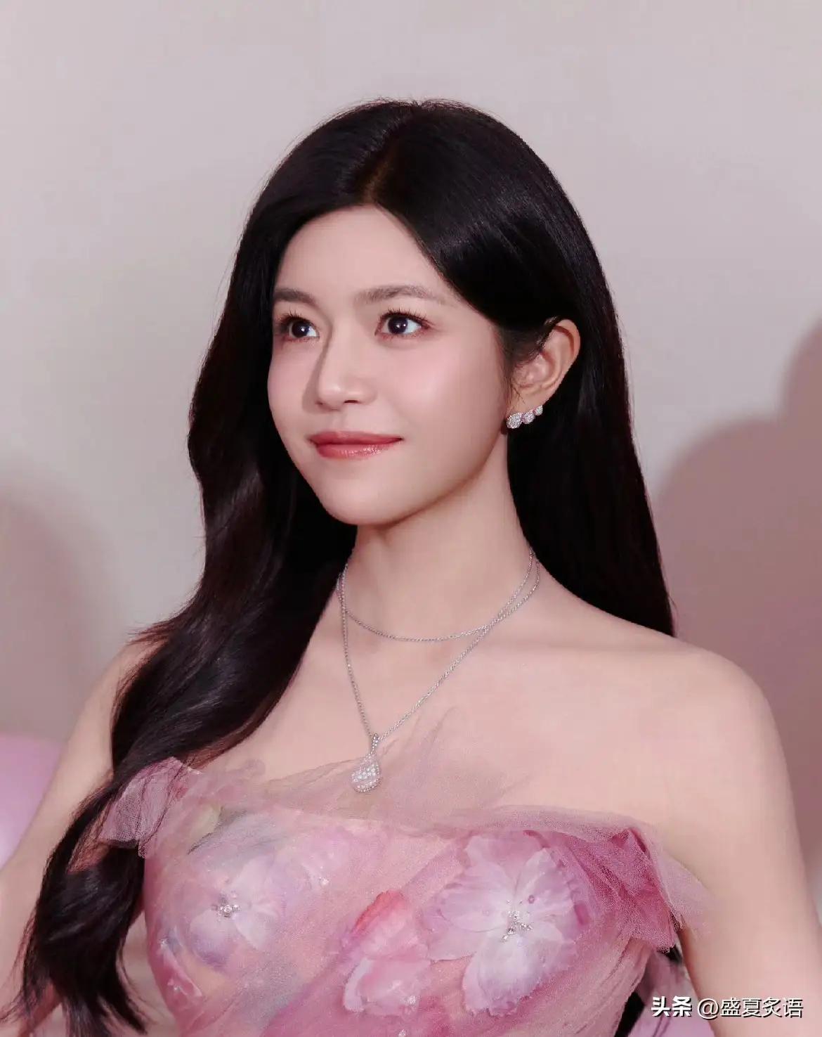 陈妍希，出手就是王炸！

4月2日，陈妍希突然冲上了热搜，这次不是因为什么家庭八