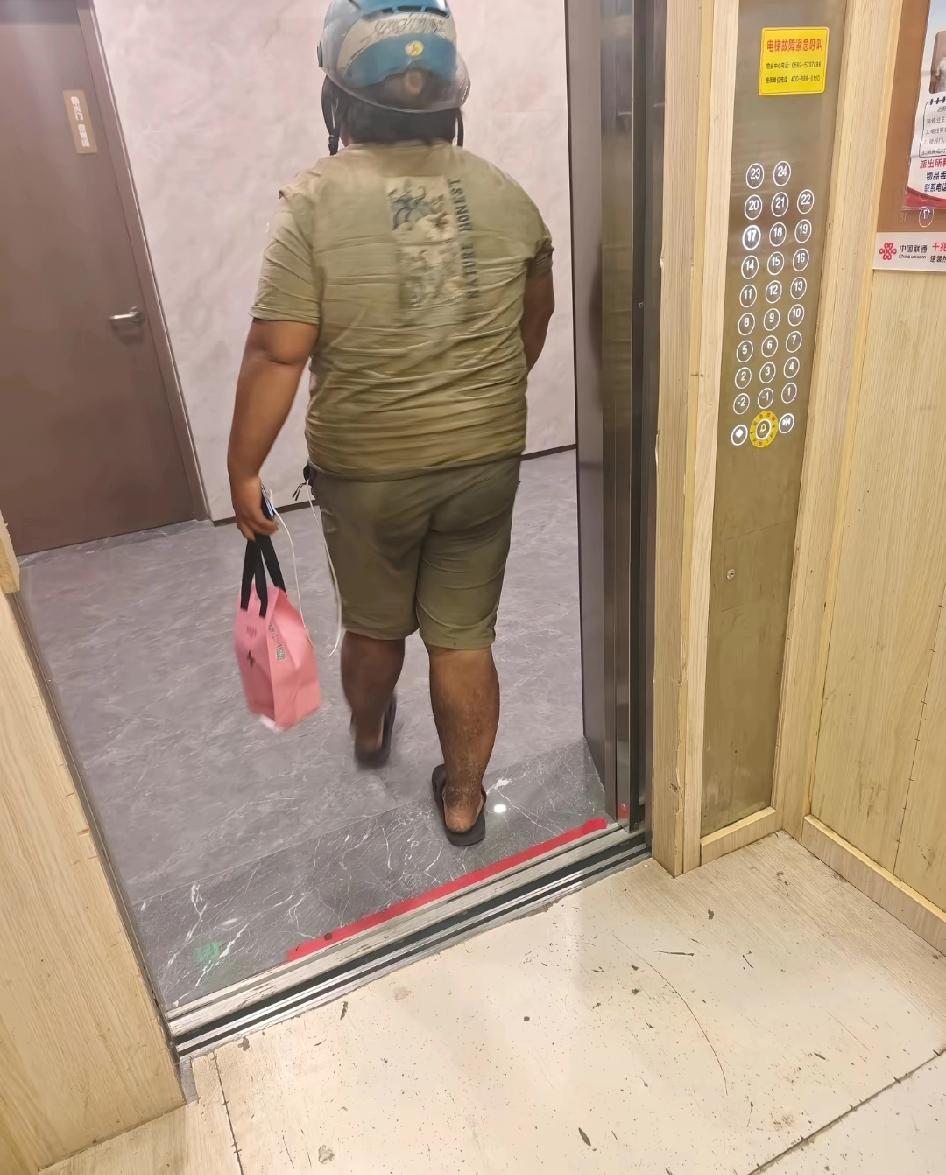 这个外卖员是住在露天，结痂可能是糖尿病足，没有固定住所，正常人不可能让自己这么脏