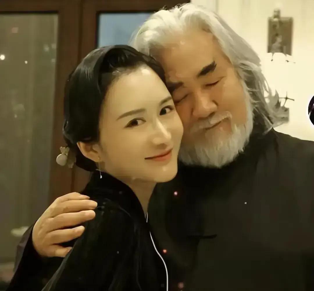 张纪中妻子杜星霖直播间哭了：是产后焦虑，还是婚姻亮红灯？

近日，张纪中妻子杜星