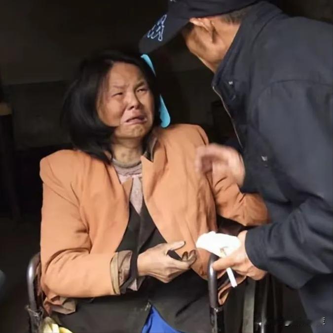 这才是真正的收留！2001年，山东一43岁三轮车夫，在街头遇到一位被遗弃的高位截
