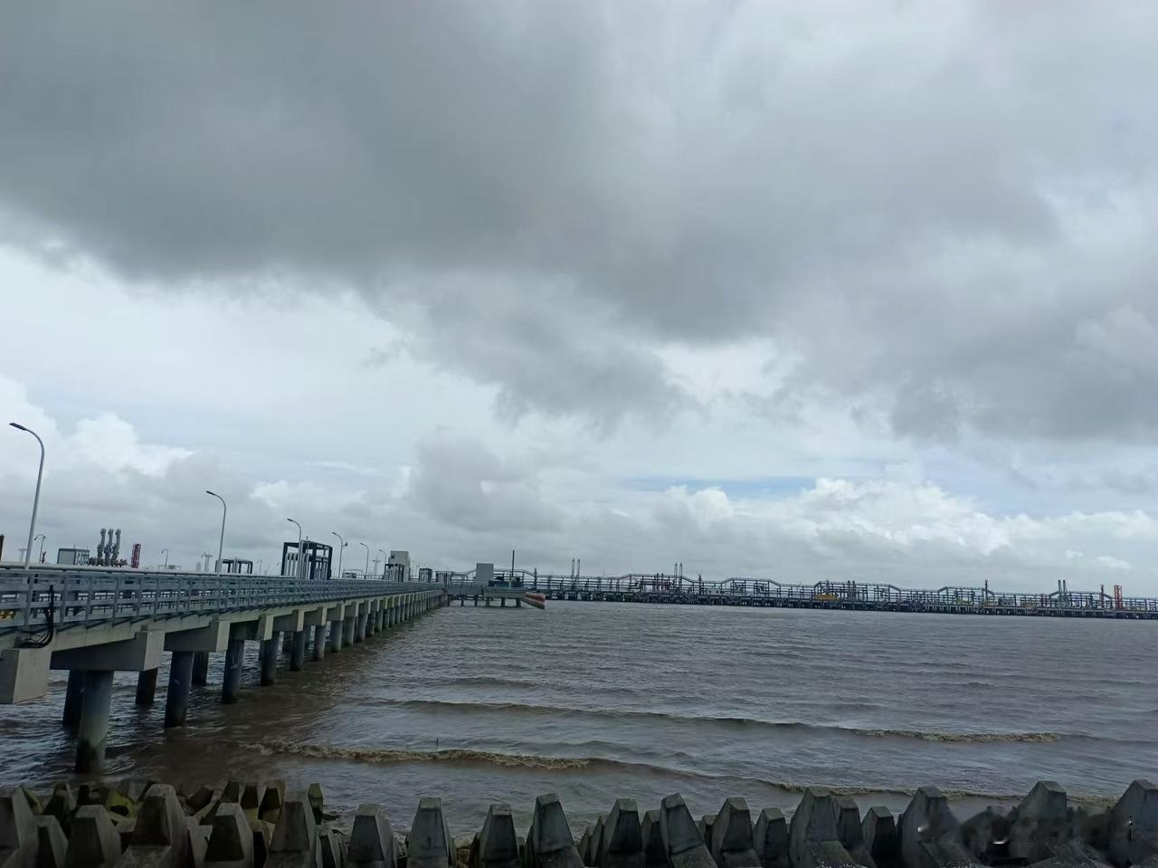 #秋日生活打卡季#上海笔记：在浦航码头所见的长江
梁东方
一直想去看看长江，好几