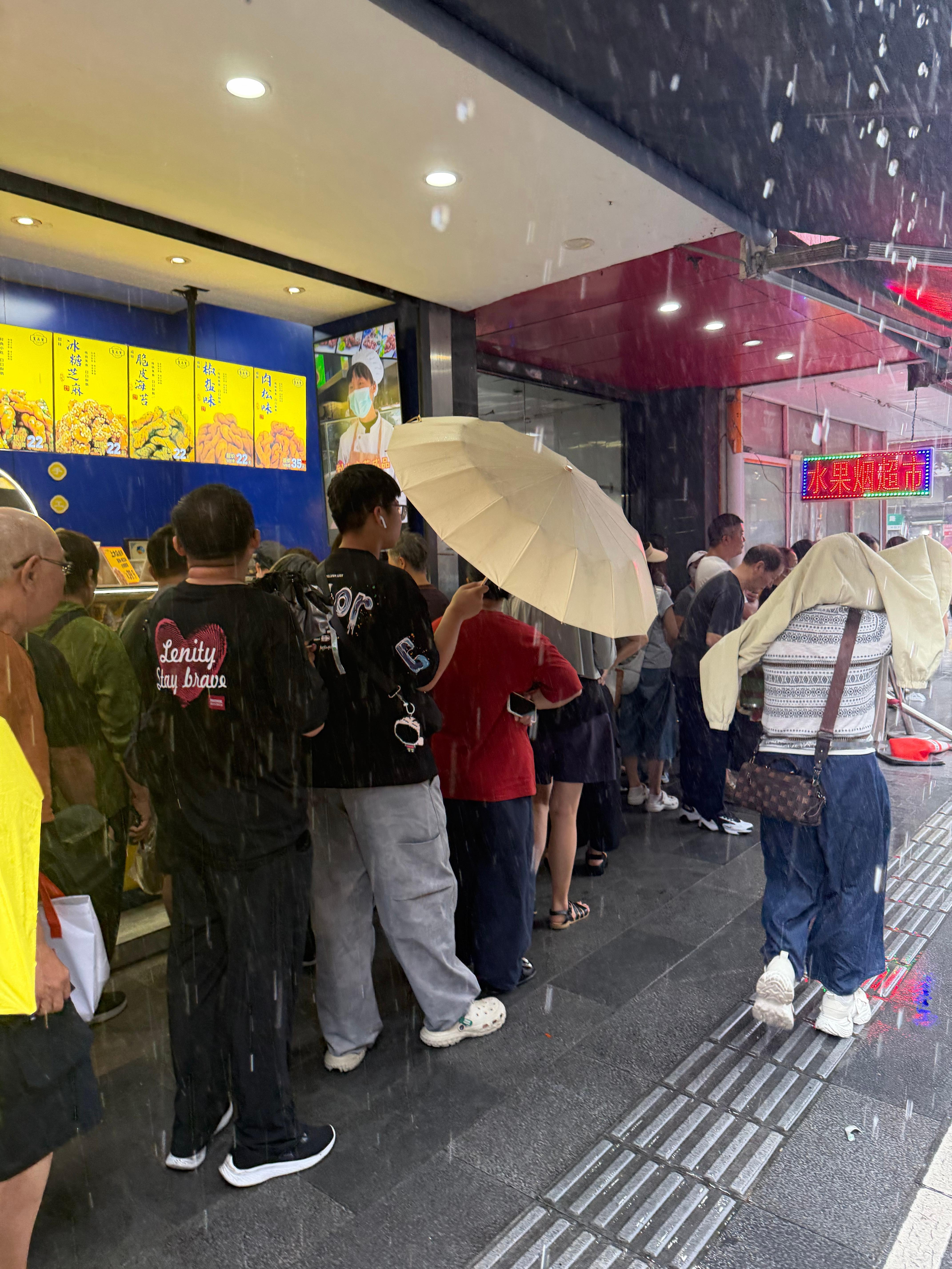 突降暴雨也挡不住想尝尝吴山烤鸡的欲望！确实好次！鸡肚子里塞满了一整把香葱，能不香