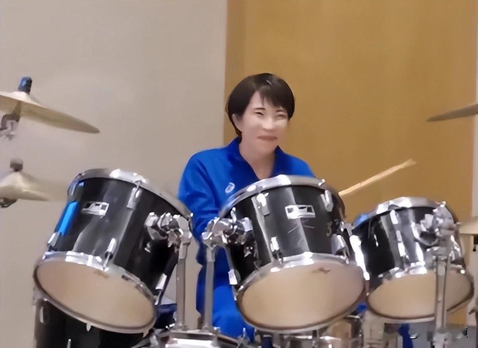 韩国总统李在明与日本首相高市早苗身着同款蓝色服装，各据一套爵士鼓并肩合奏。
 