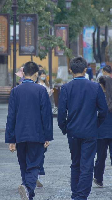教育部回应中小学是否须买校服