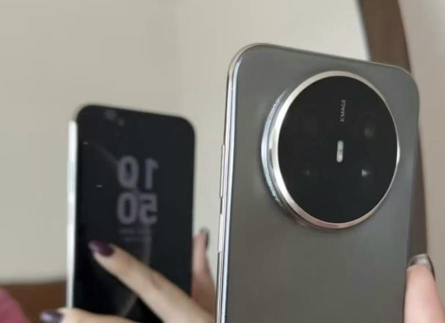 刷到几张华为Mate70 Air的真机图，又一款超薄手机，机身厚度仅6.5毫米。